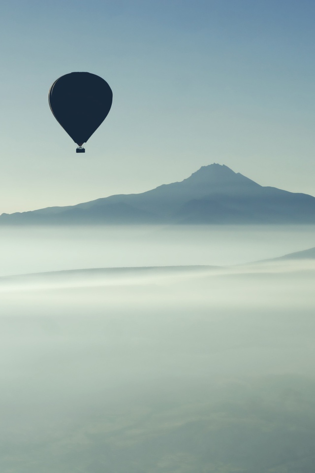 Черные воздушные шары над туманом