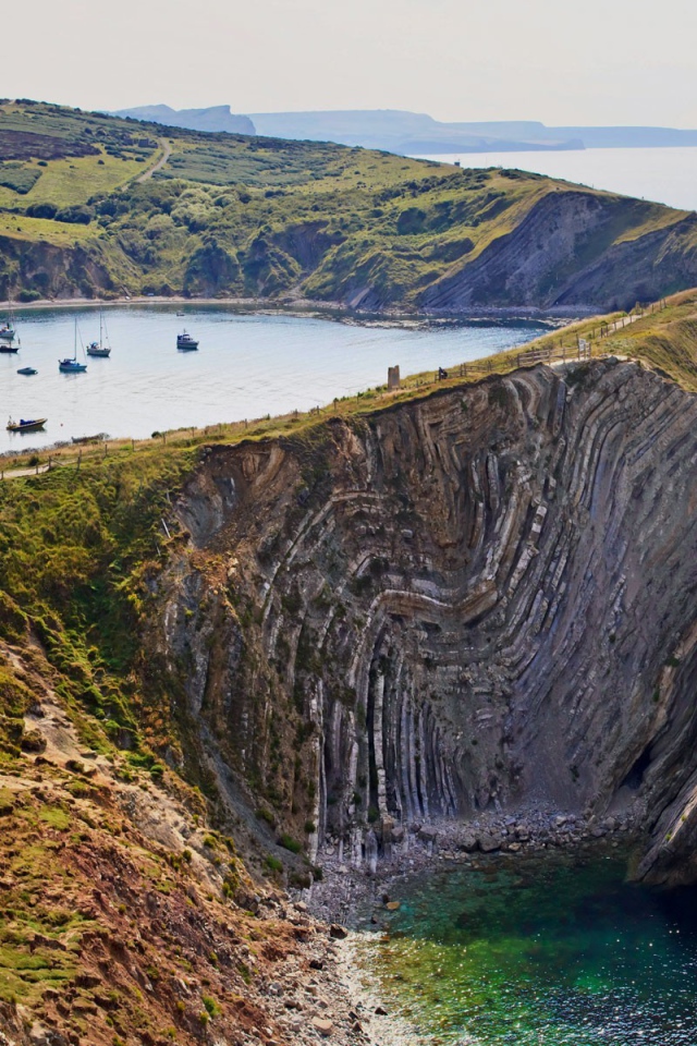 Лодки в озере у берега моря