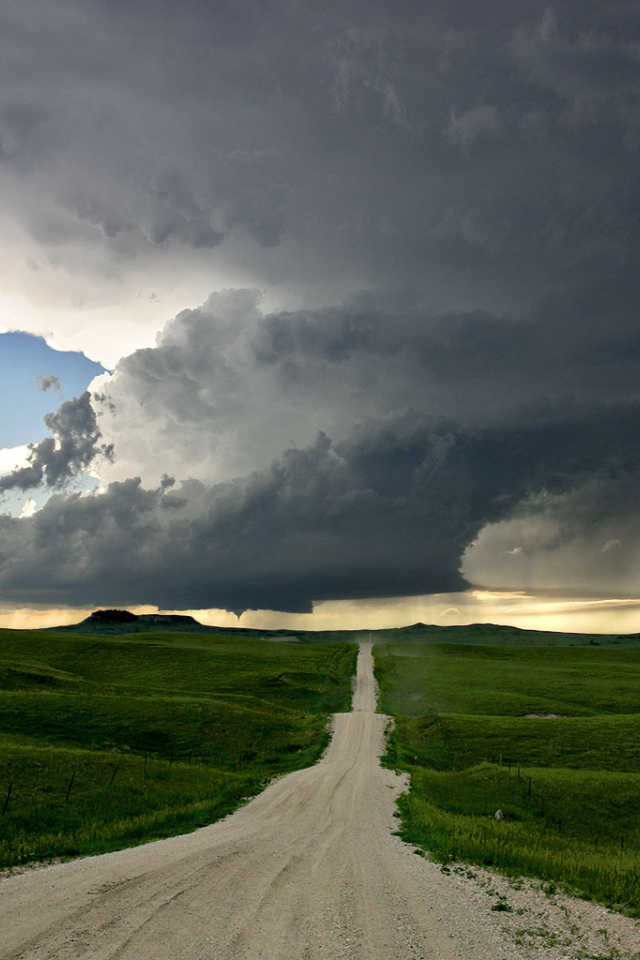Пасмурная погода на дороге