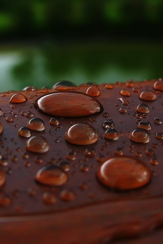 Капли влаги на коричневой поверхности