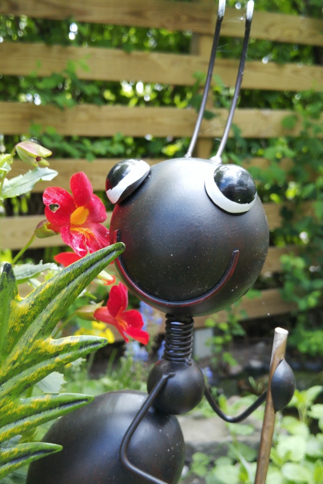 Фигурка муравья в саду