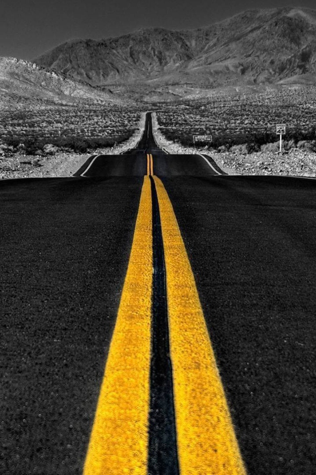 Шоссе посреди серой равнины