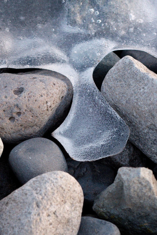 Лед на камнях