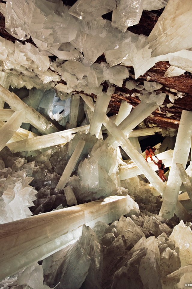 Большие кристаллы в пещере