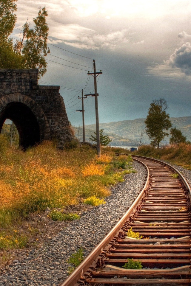 Старая железная дорога у разрушенного тоннеля
