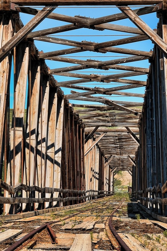 Старый железнодорожный мост из дерева