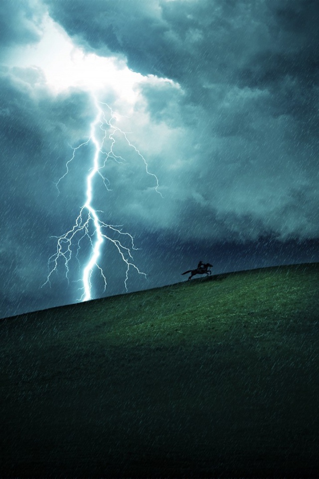 Всадник убегает от молнии и грозы