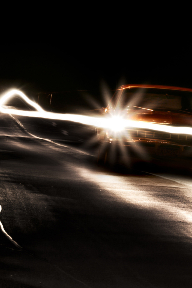 Автомобиль на ночной дороге