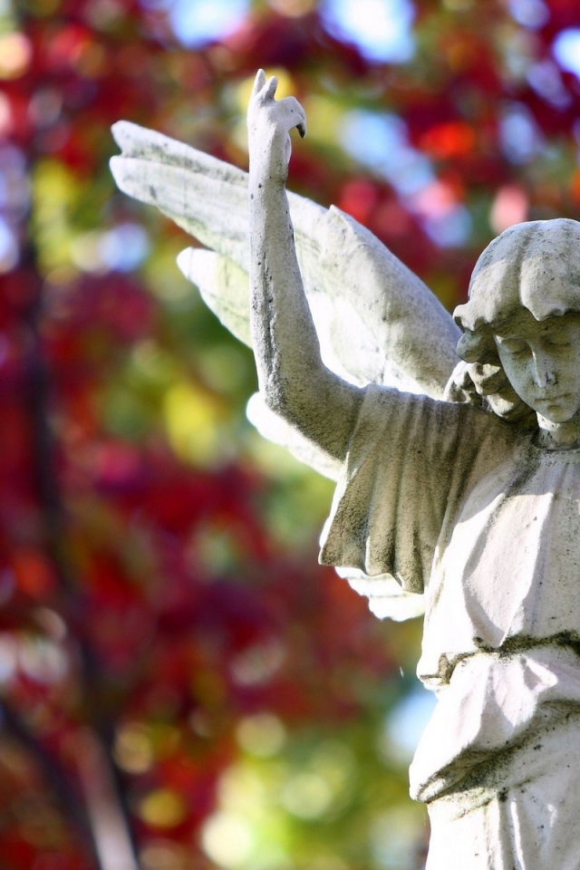 Фигура ангела в саду