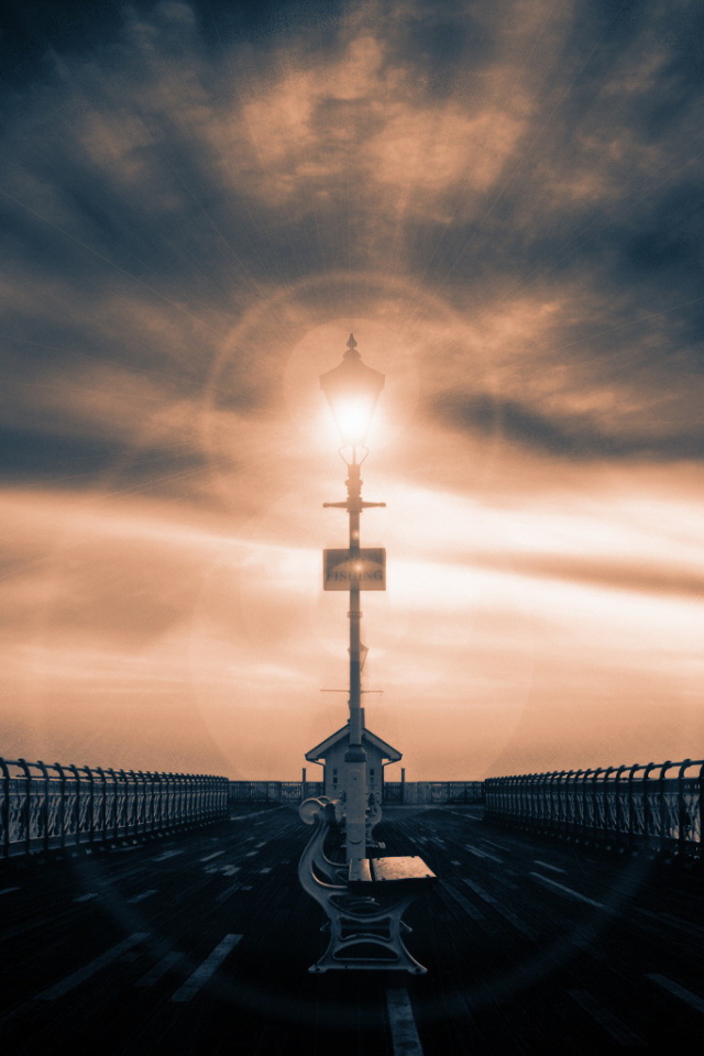 Фонарь и скамейка на пирсе