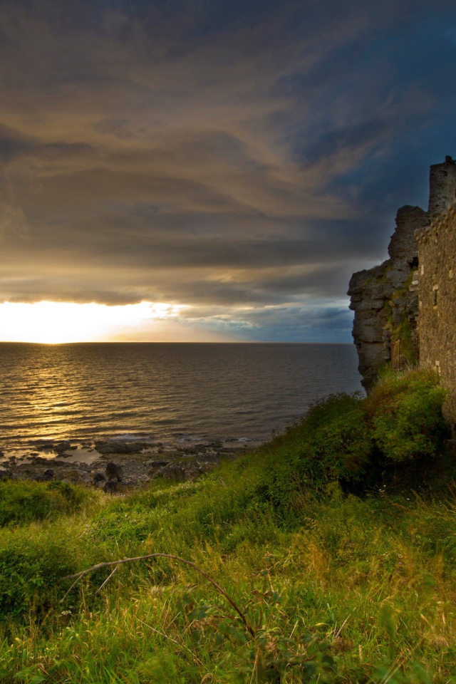 Стена старинной постройки на берегу моря