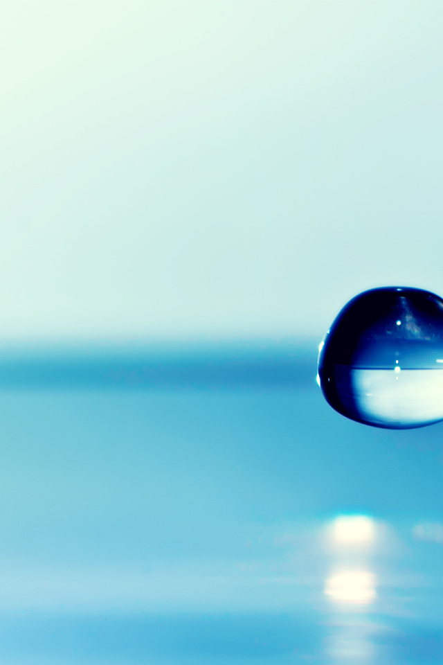 Падающая голубая капля воды
