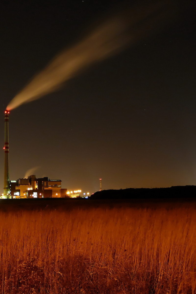 Дым из трубы завода