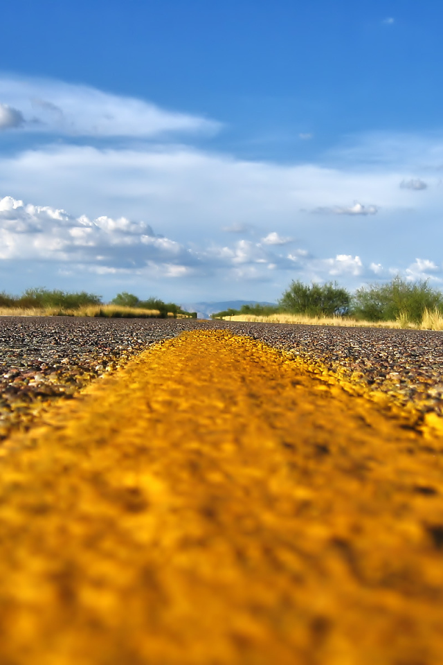 Желтая разметка на асфальте