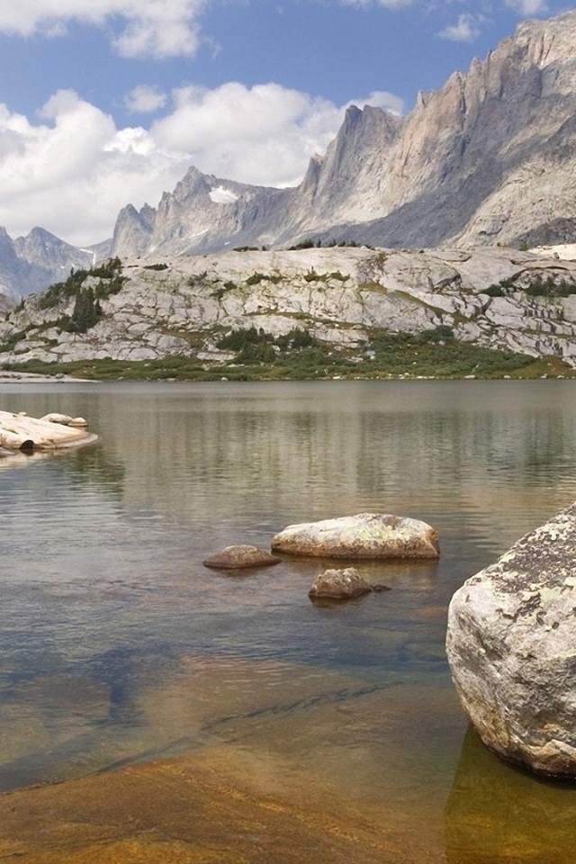 Одинокий валун в озере
