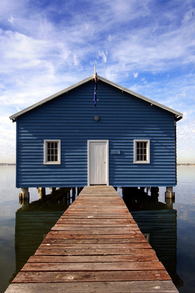 Синяя лодочная станция на озере