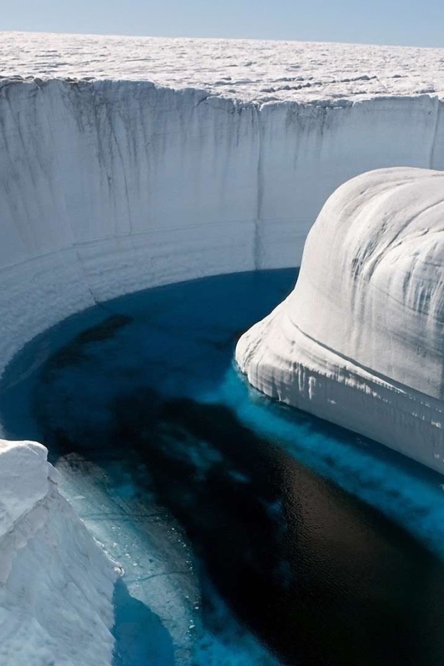 Синяя река в снежном каньоне