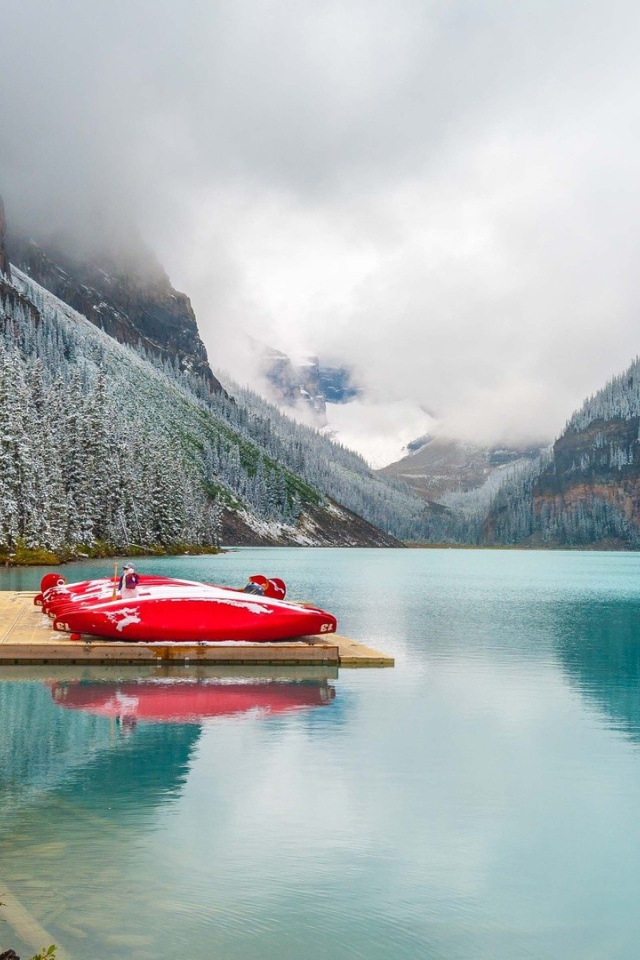 Лодки на причале горного озера