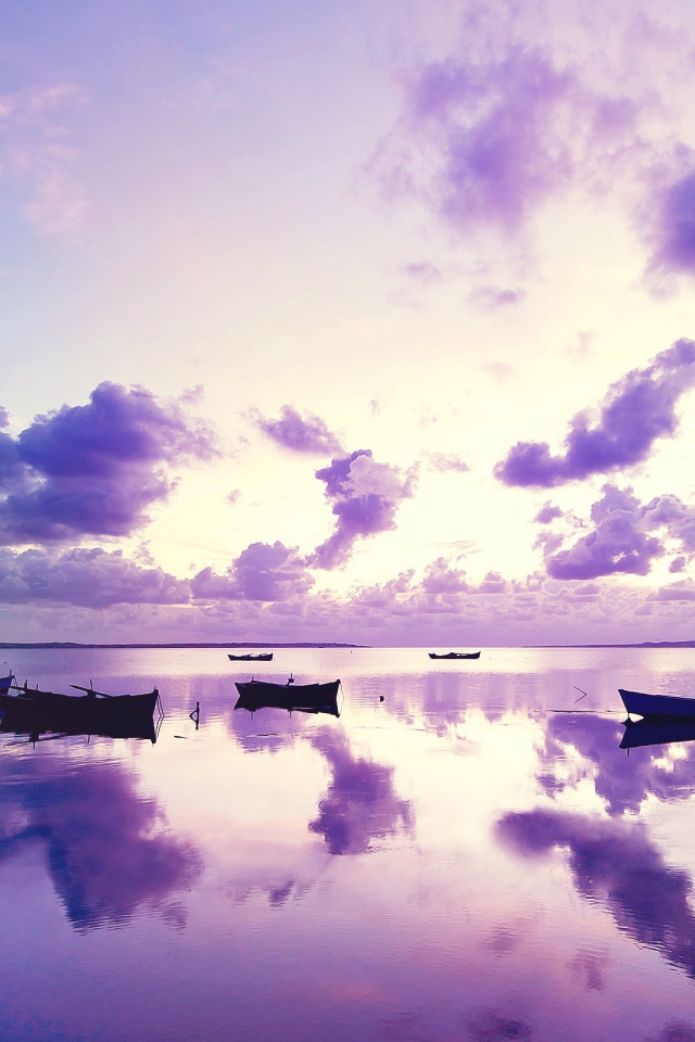 Лодки на фиолетовом озере