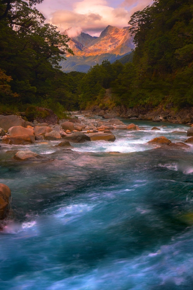Валуны в бурной горной реке