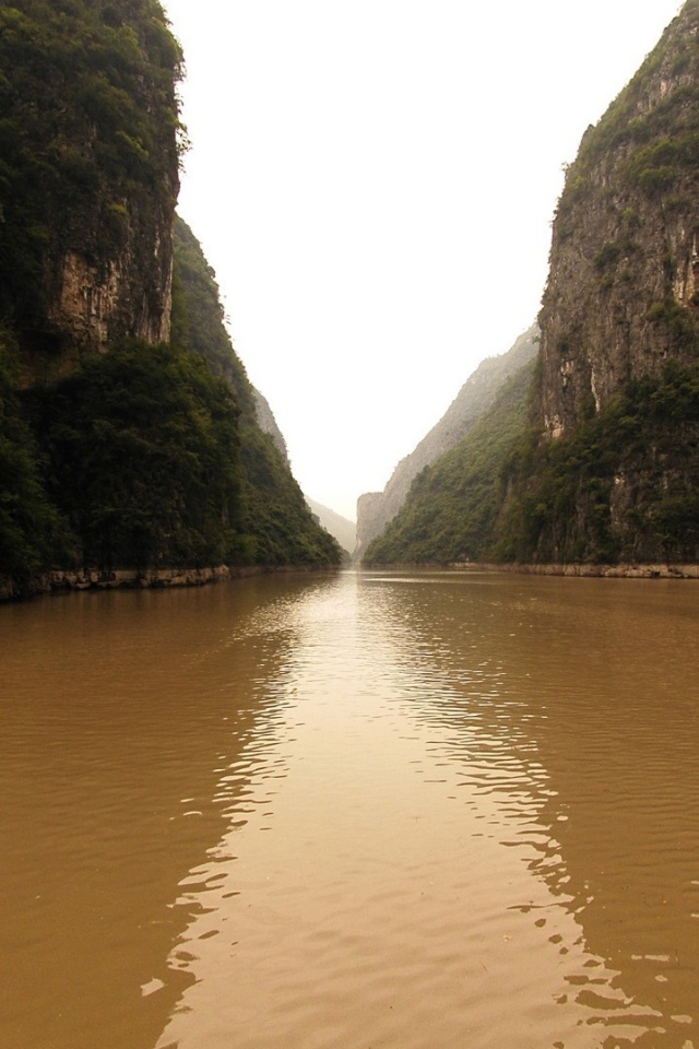 Коричневая вода реки между скал
