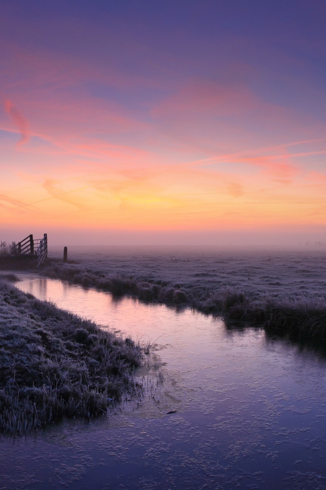 Канал в болоте на восходе солнца