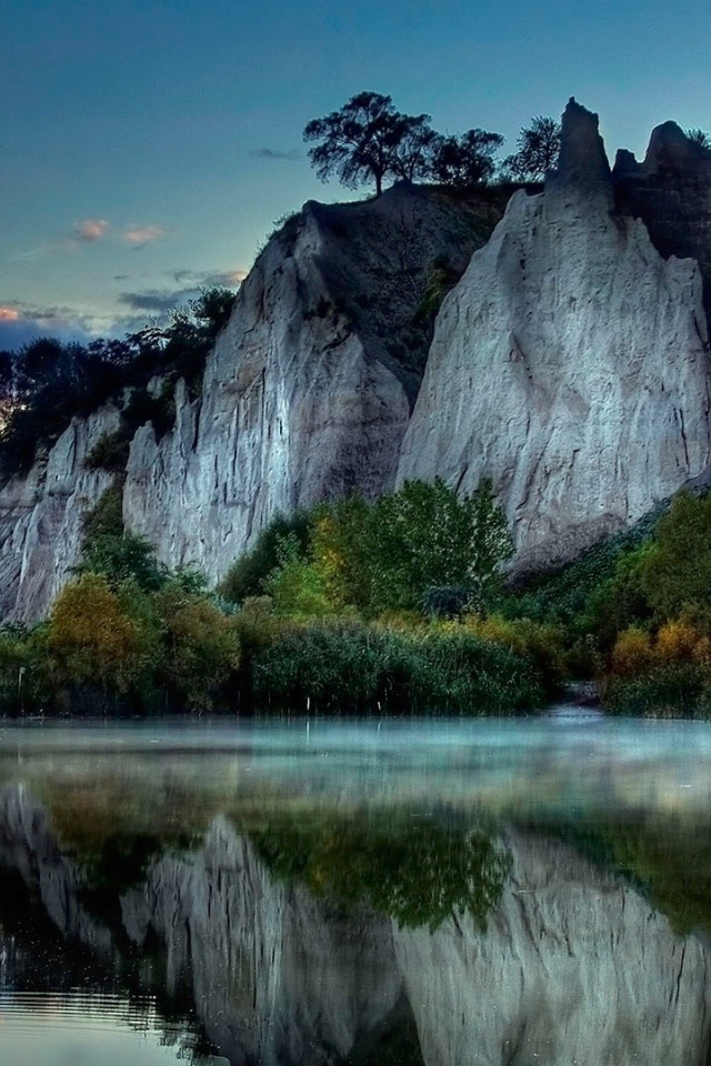 Отвесные скалы на берегу реки