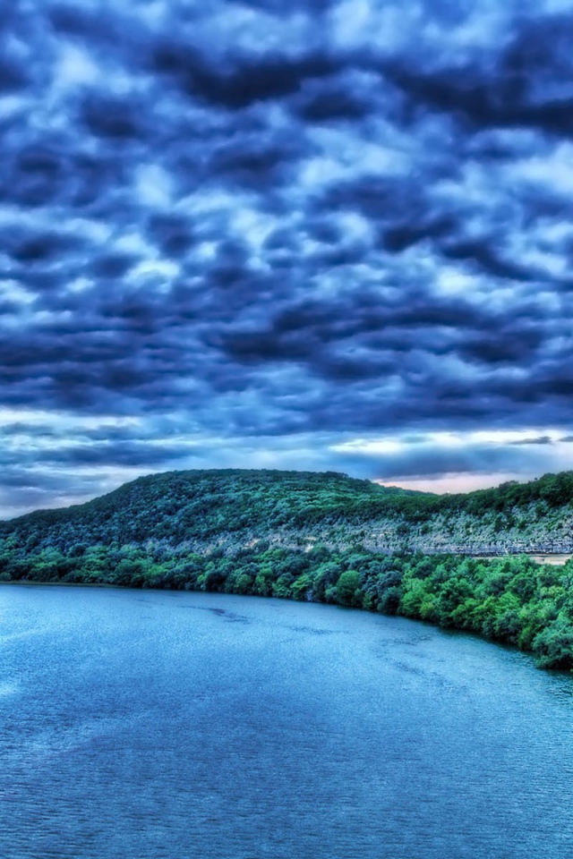 Темно синие облака над рекой
