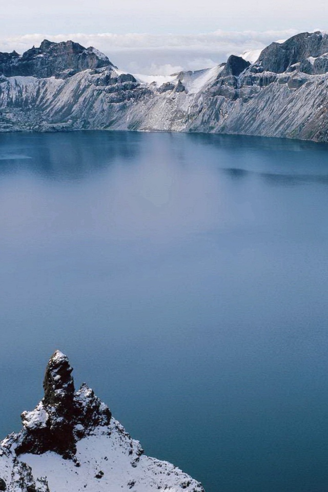 Темное озеро в жерле старого вулкана