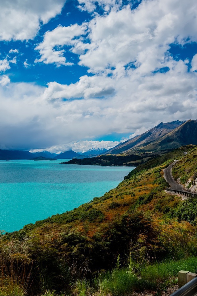Шоссе по берегу голубого озера