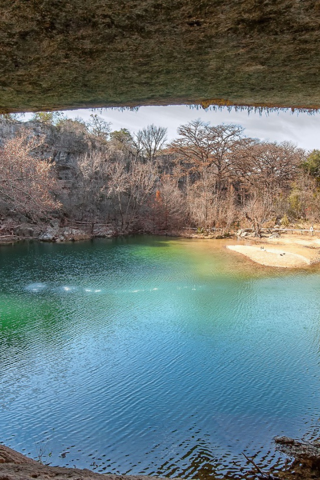 Озеро под сводом пещеры