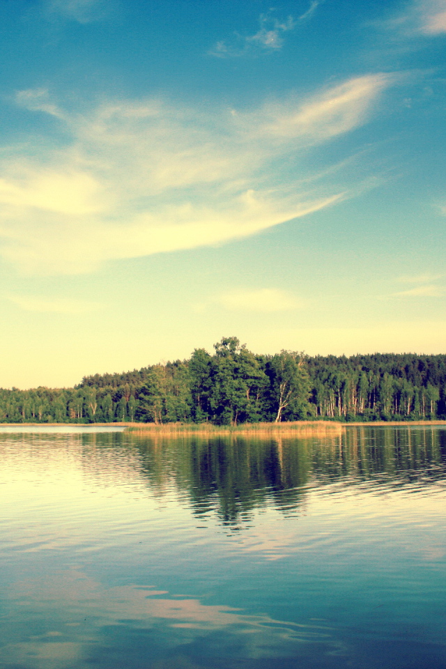 Легкие облака над озером