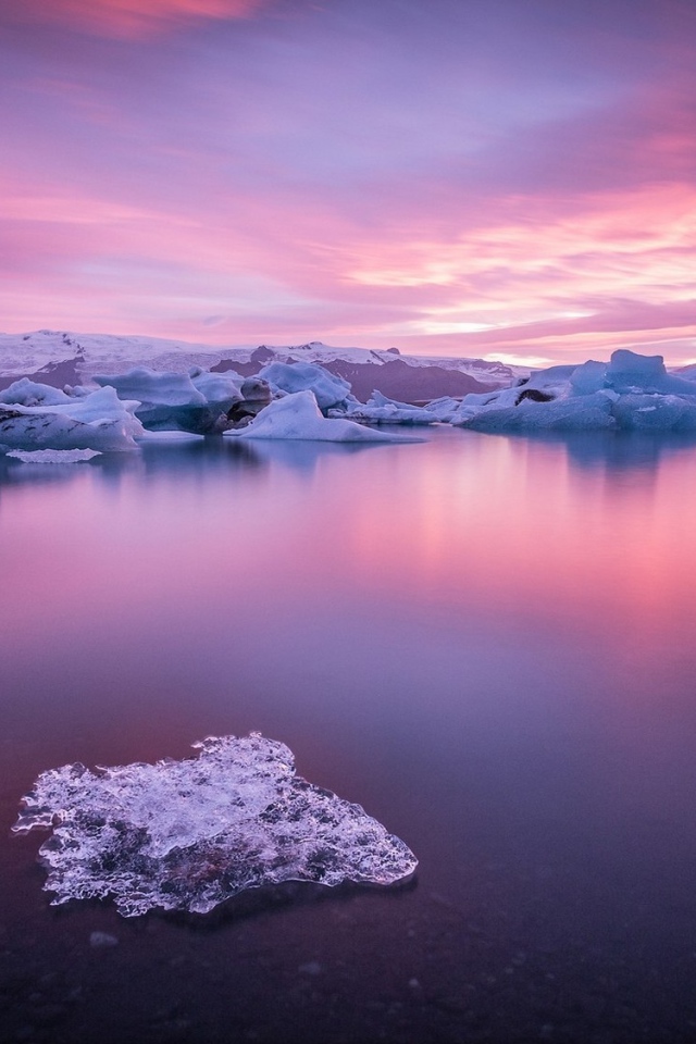 Кусочки льда на поверхности розового озера