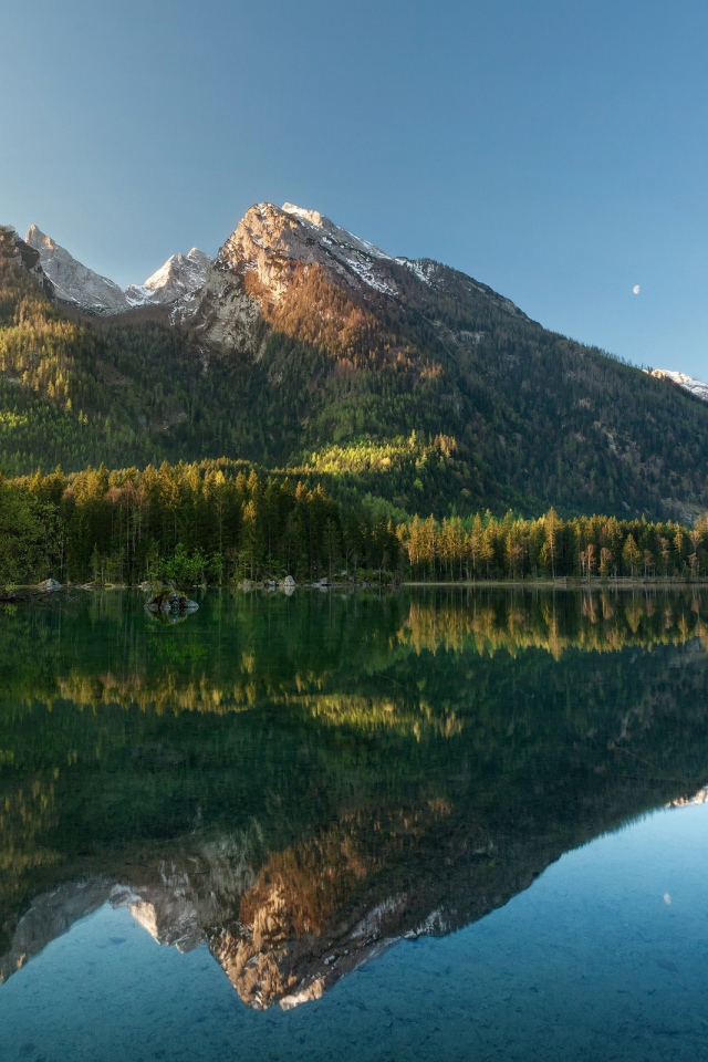 Тихое озеро у подножия гор