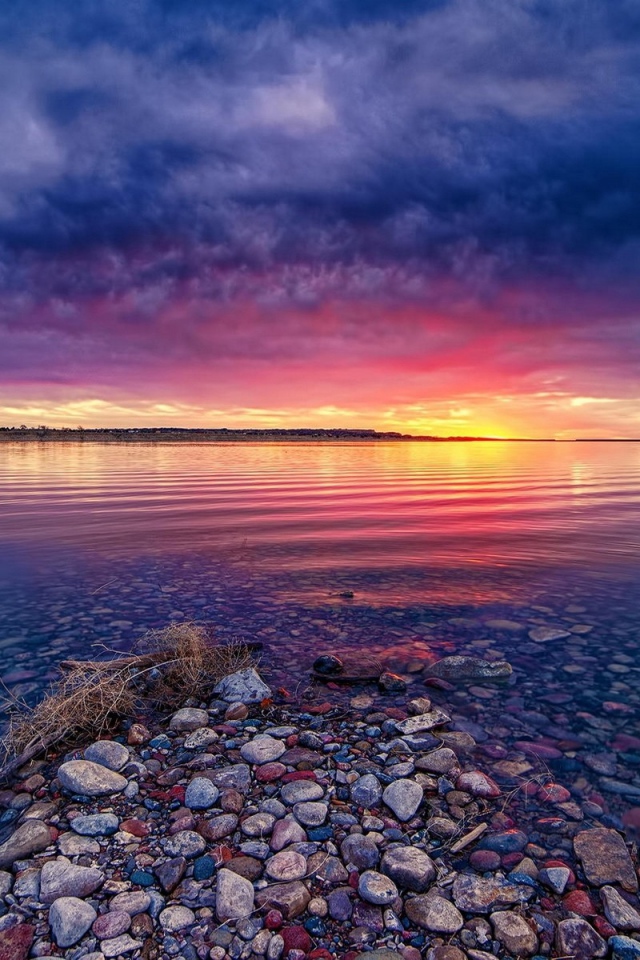 Спокойное мелкое озеро во время заката