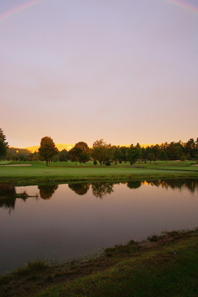 Радуга после дождя над озером