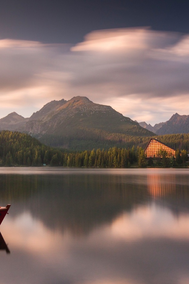 Красные лодки на горном озере