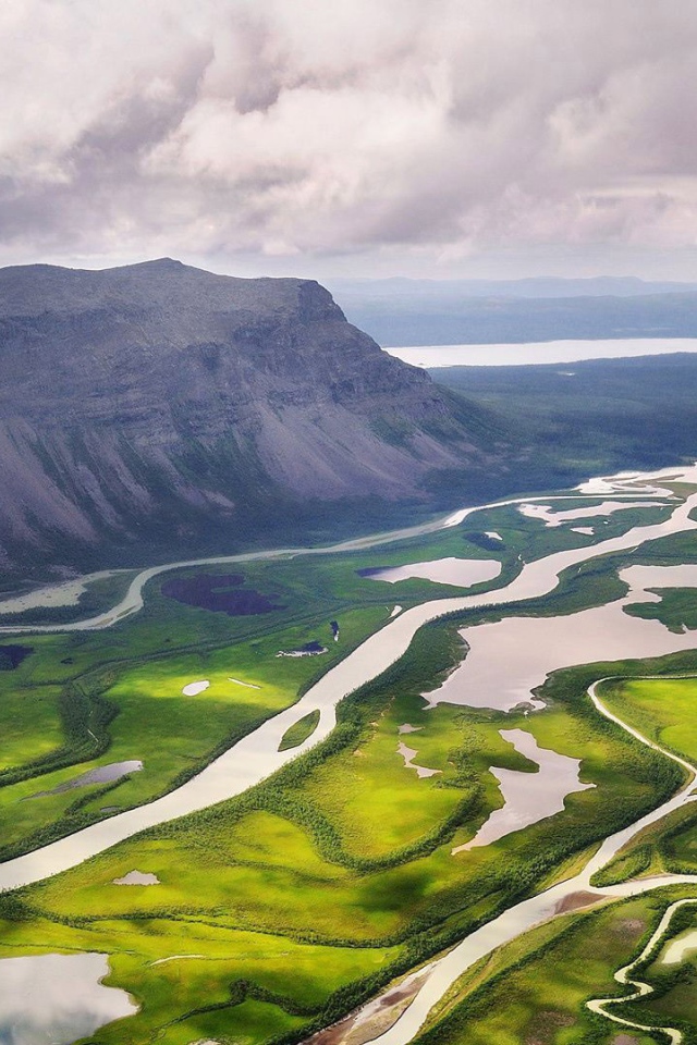 Дельта реки среди гор