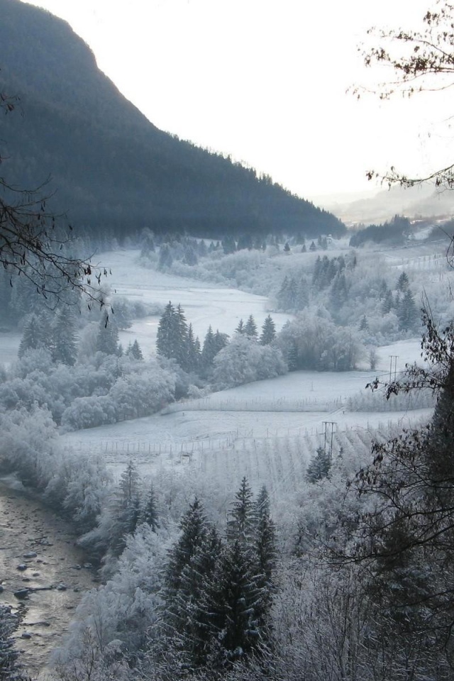 Река в горной долине зимой