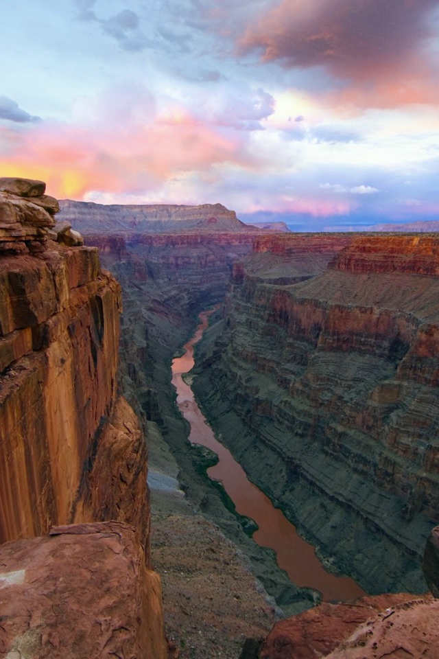 Река с коричневой водой на дне каньона