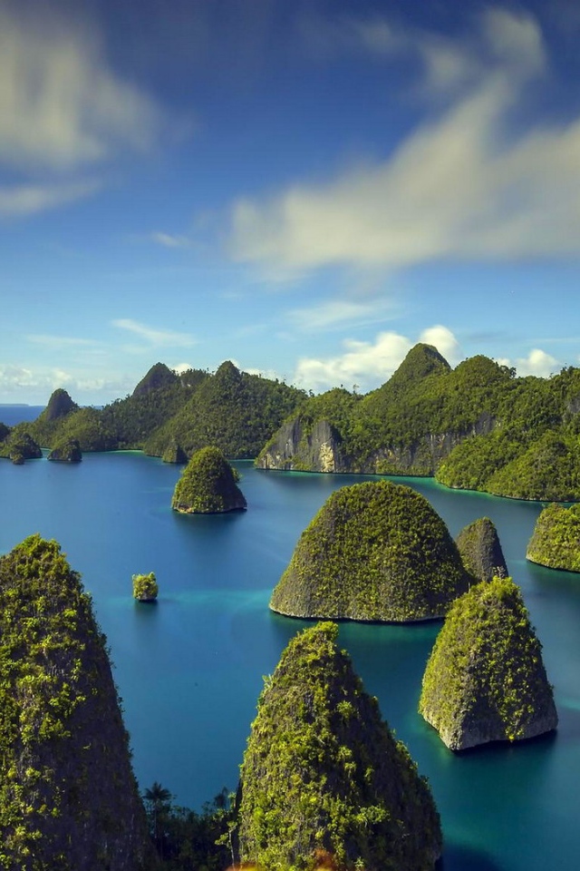 Скалы поросшие зеленью среди реки