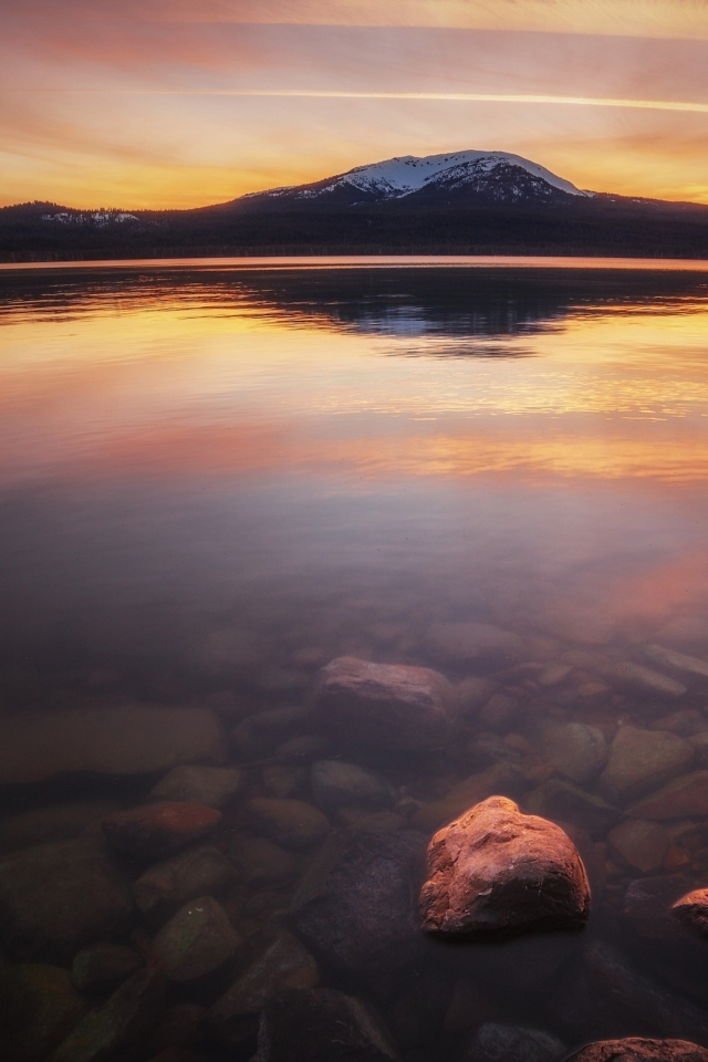 Каменистое дно прозрачного озера в горах