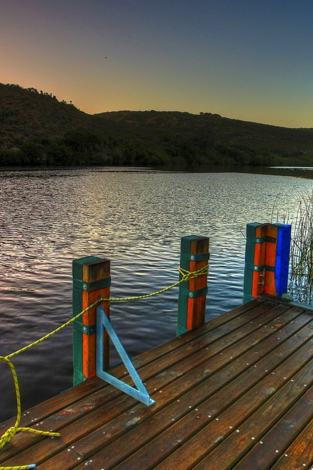 Веревки на деревянном причале