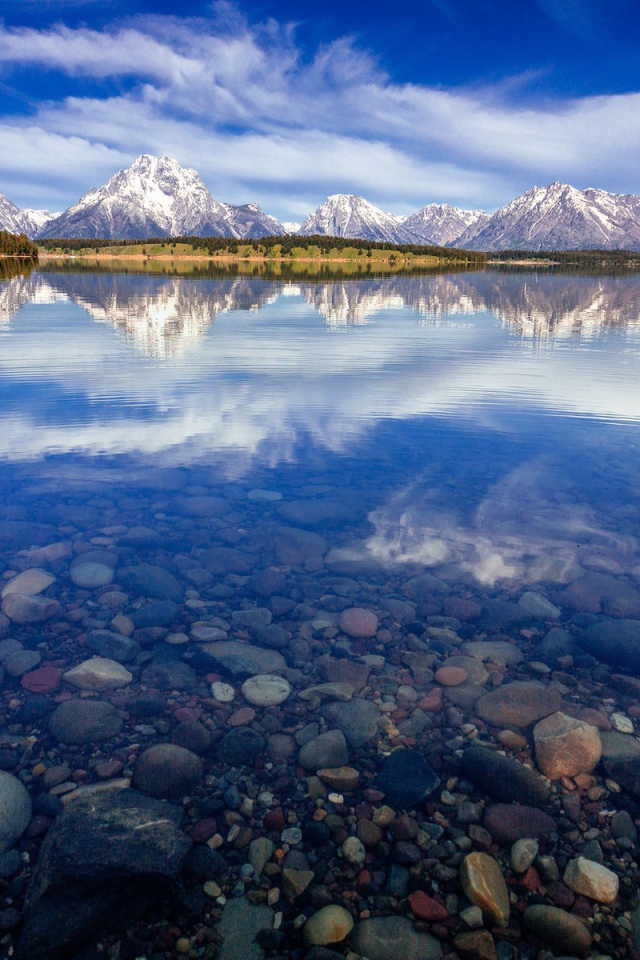 Гладкие камни на дне чистого горного озера
