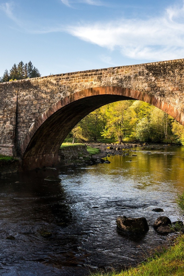 Основательный каменный мост через реку