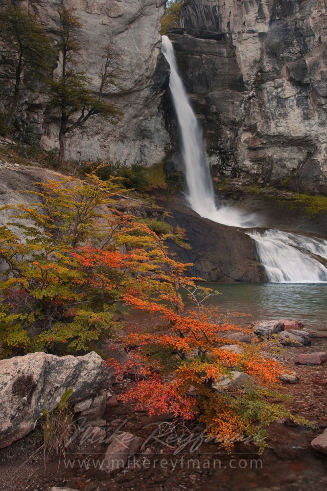 Начало реки у отвесной скалы