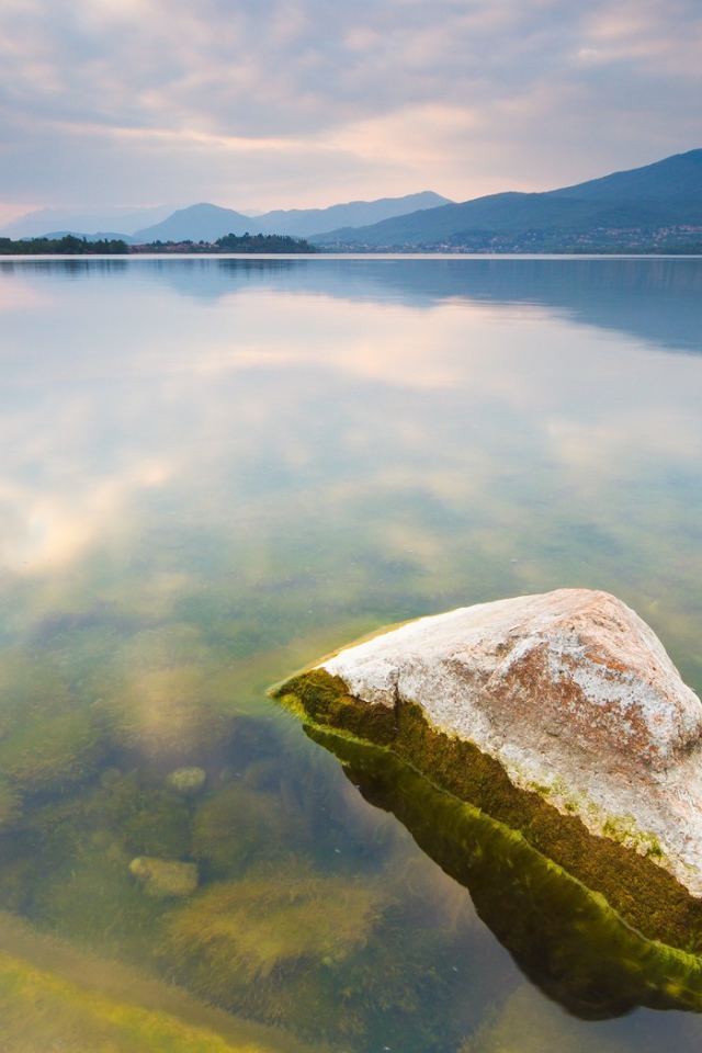 Камень в воде озера