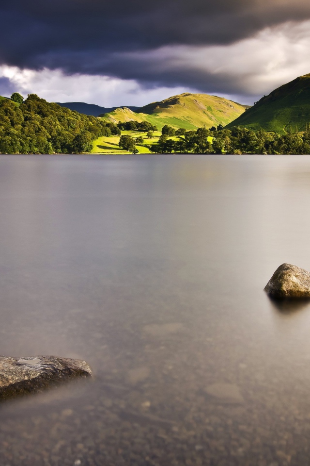 Камни в воде мелкого озера