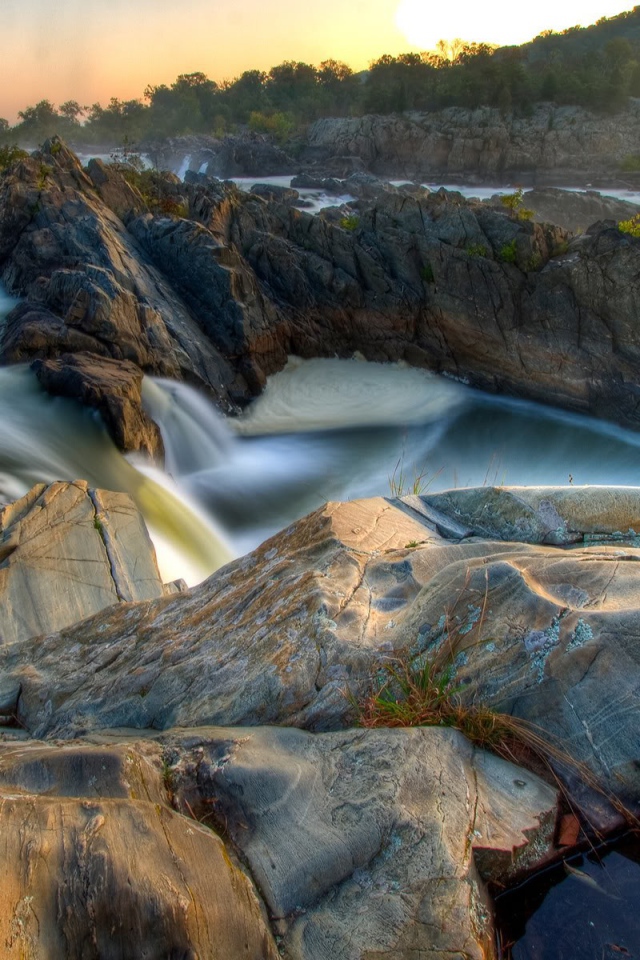Бурная река среди скальных образований