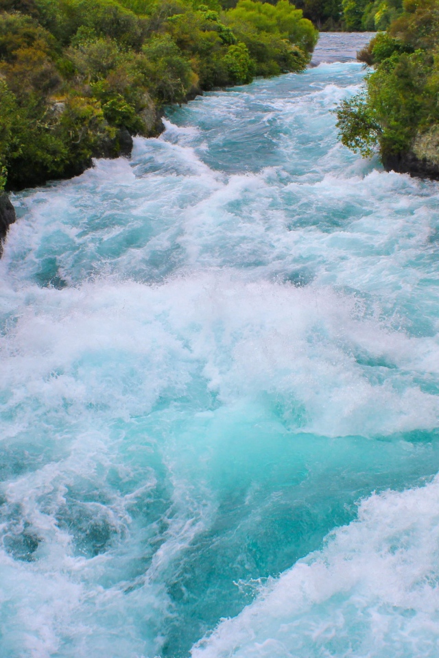 Бурная голубая река в горах